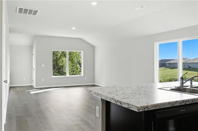 466 Rock Creek Drive, Tonganoxie, KS 66086