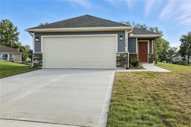 466 Rock Creek Drive, Tonganoxie, KS 66086