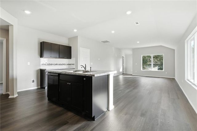 466 Rock Creek Drive, Tonganoxie, KS 66086