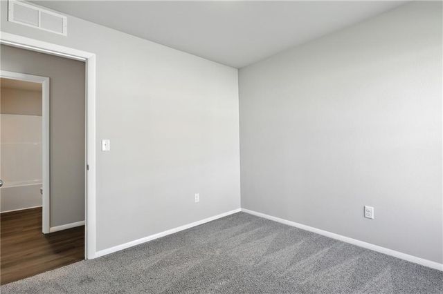 466 Rock Creek Drive, Tonganoxie, KS 66086