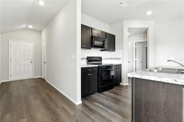 466 Rock Creek Drive, Tonganoxie, KS 66086