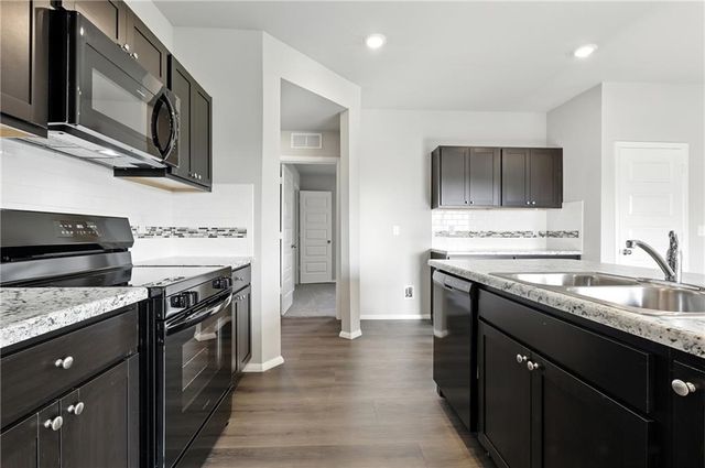 466 Rock Creek Drive, Tonganoxie, KS 66086