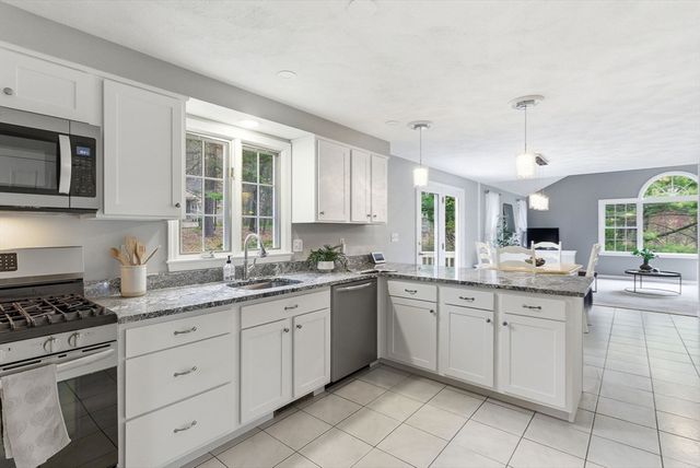 6 Kristyn Ln, North Reading, MA 01864