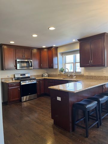 553 Danbury Drive, Oswego, IL 60543
