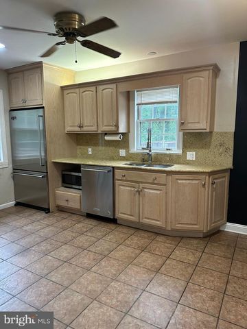 4016 TRAPP RD, Fairfax, VA 22032