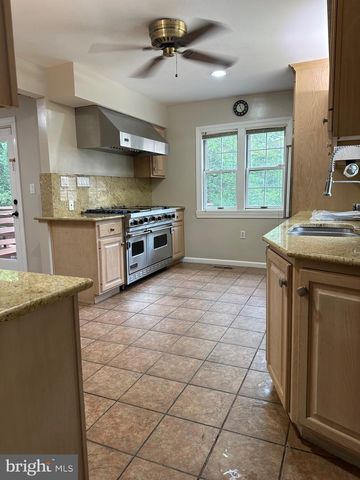 4016 TRAPP RD, Fairfax, VA 22032
