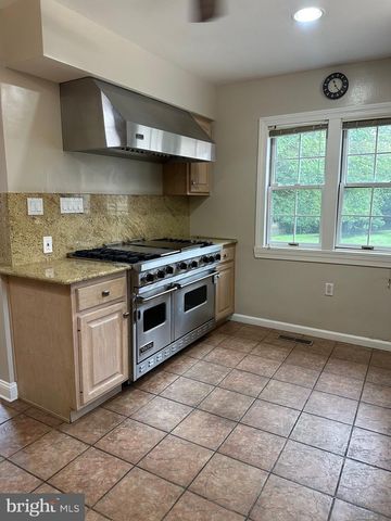4016 TRAPP RD, Fairfax, VA 22032
