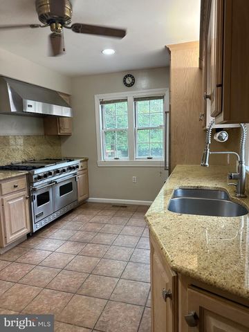 4016 TRAPP RD, Fairfax, VA 22032