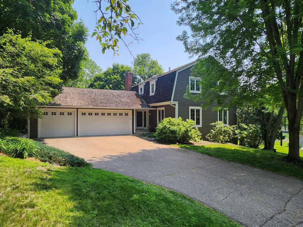 3900 Hillcrest Way, Deephaven, MN 55391