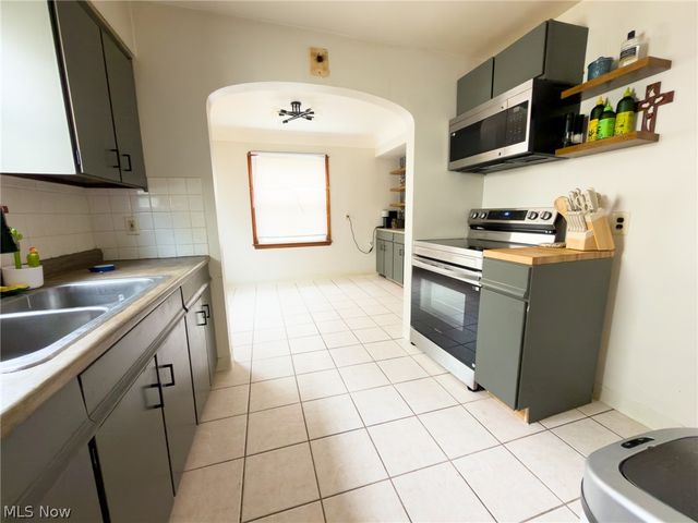 13606 Wainstead Avenue, Cleveland, OH 44111