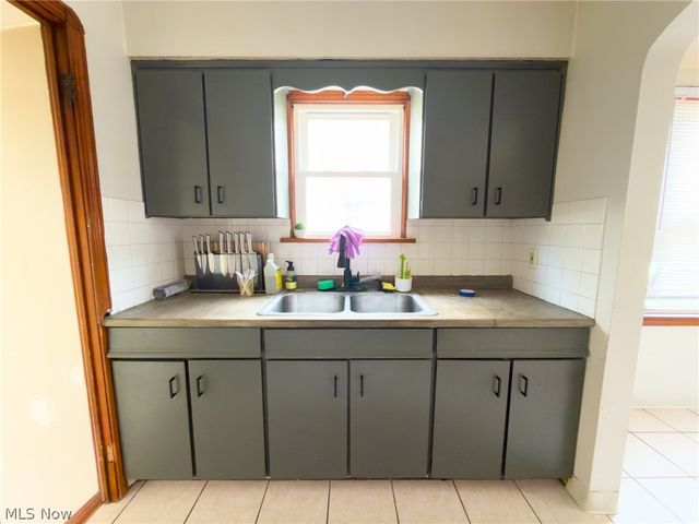 13606 Wainstead Avenue, Cleveland, OH 44111