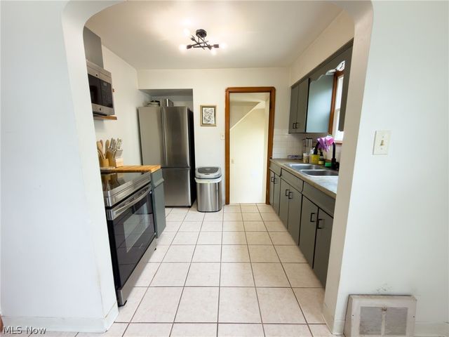 13606 Wainstead Avenue, Cleveland, OH 44111