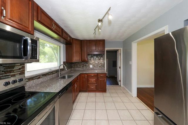 8033 Tarpon PL, Norfolk, VA 23518