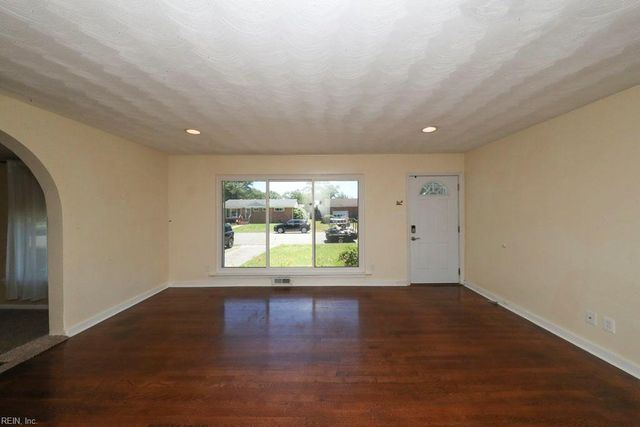 8033 Tarpon PL, Norfolk, VA 23518