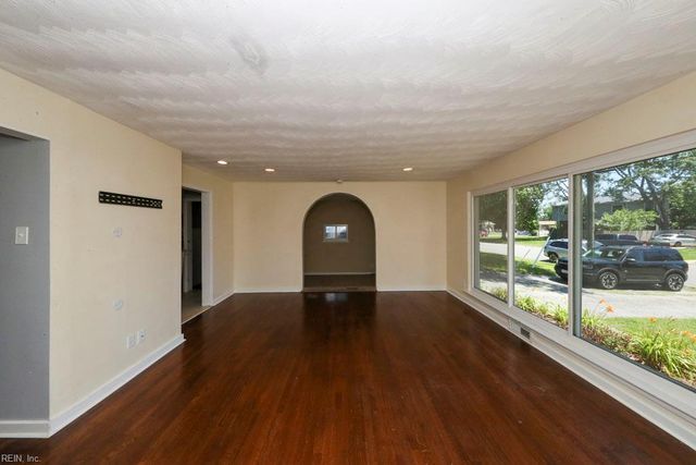 8033 Tarpon PL, Norfolk, VA 23518