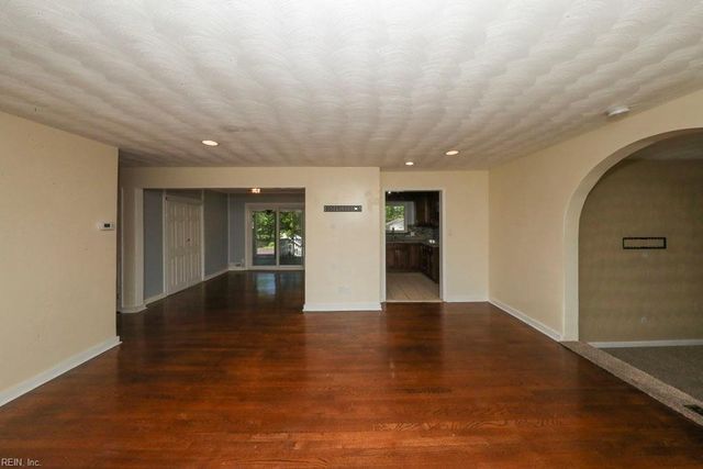 8033 Tarpon PL, Norfolk, VA 23518