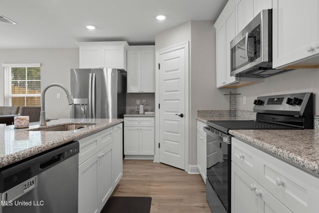 211 Savannah Gardens Road, Ocean Springs, MS 39564