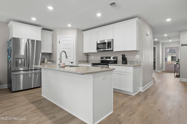 211 Savannah Gardens Road, Ocean Springs, MS 39564