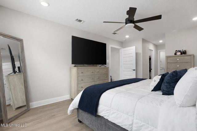 211 Savannah Gardens Road, Ocean Springs, MS 39564