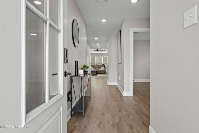 211 Savannah Gardens Road, Ocean Springs, MS 39564