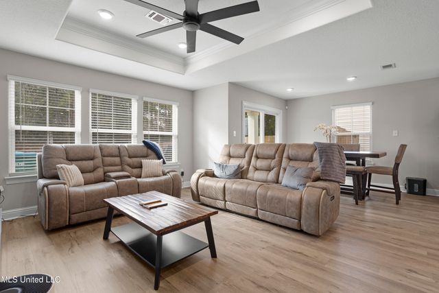 211 Savannah Gardens Road, Ocean Springs, MS 39564