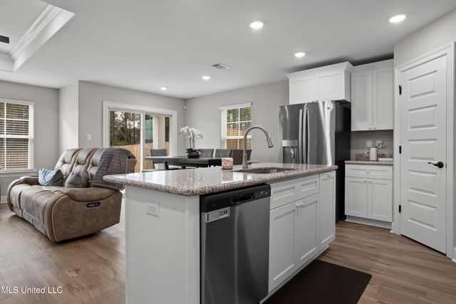 211 Savannah Gardens Road, Ocean Springs, MS 39564