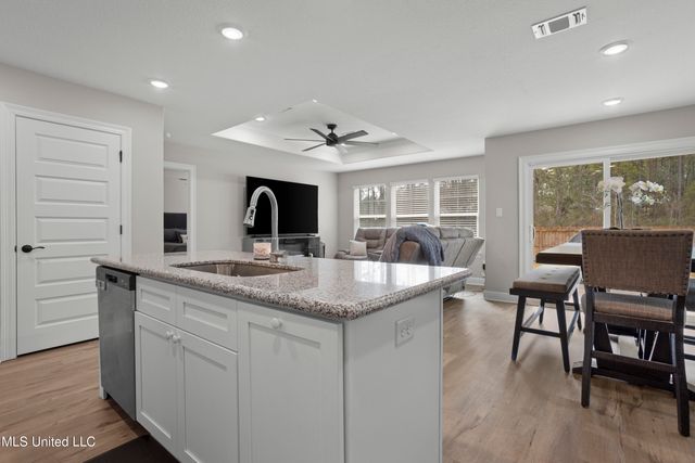 211 Savannah Gardens Road, Ocean Springs, MS 39564