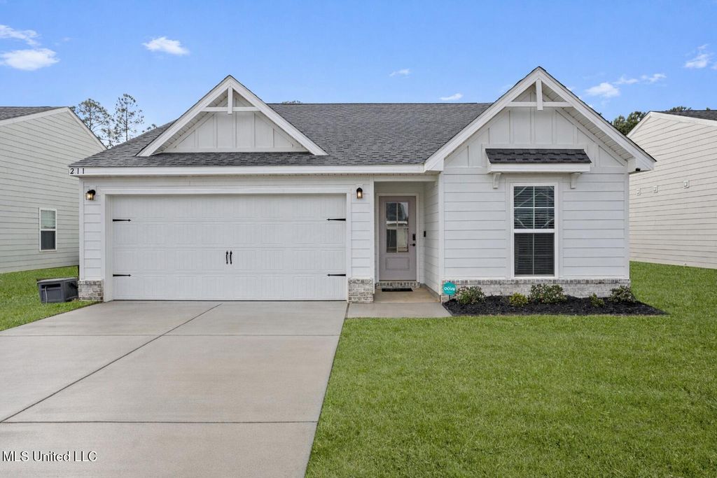 211 Savannah Gardens Road, Ocean Springs, MS 39564