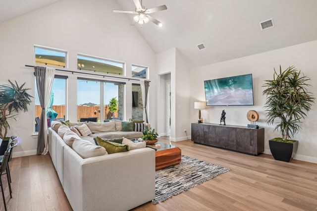 569 Pebble Drive, Waxahachie, TX 75167