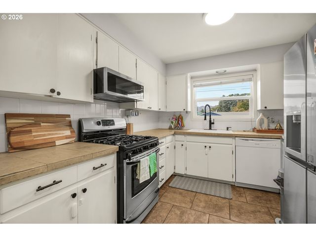 7927 N EDISON St, Portland, OR 97203