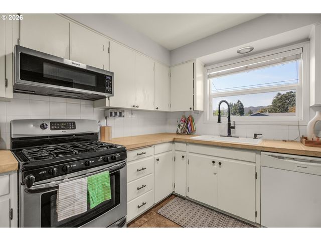 7927 N EDISON St, Portland, OR 97203