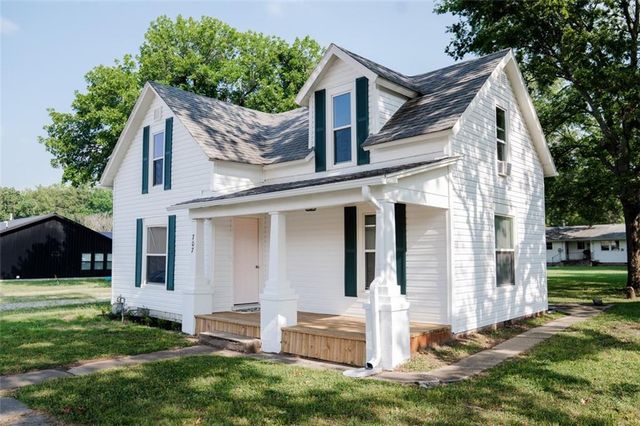 707 E 5th Street, Altamont, KS 67330