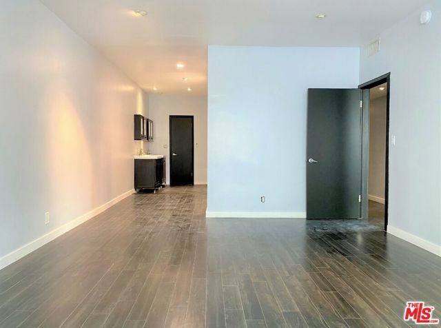 825 S Le Doux Road 303, Los Angeles, CA 90035