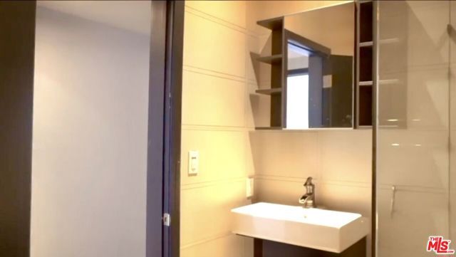 825 S Le Doux Road 303, Los Angeles, CA 90035