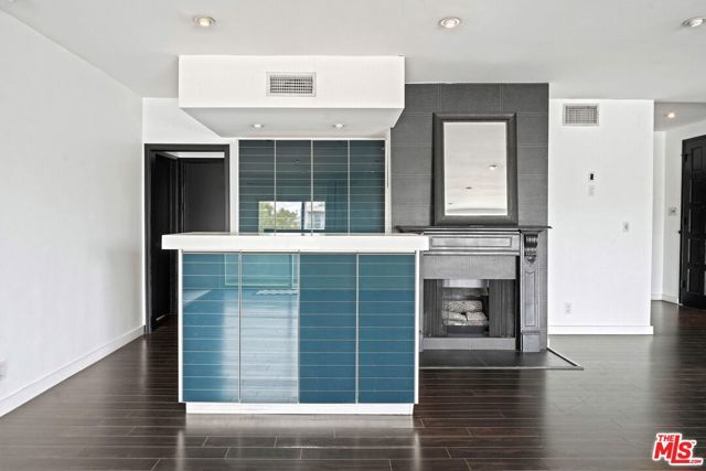 825 S Le Doux Road 303, Los Angeles, CA 90035