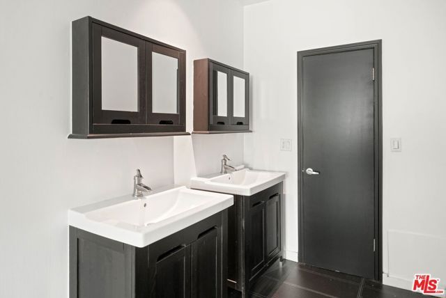 825 S Le Doux Road 303, Los Angeles, CA 90035