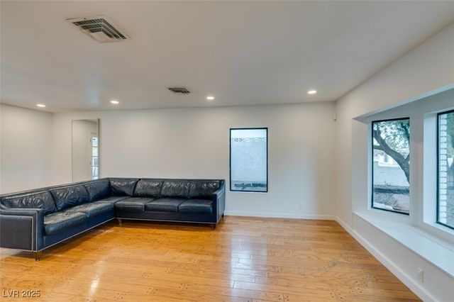 2875 Rosanna Street, Las Vegas, NV 89117