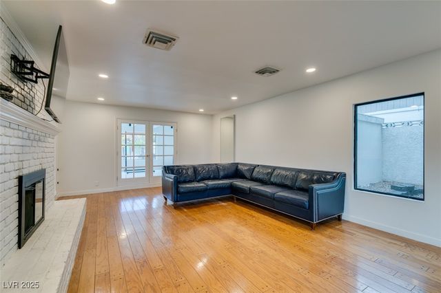 2875 Rosanna Street, Las Vegas, NV 89117