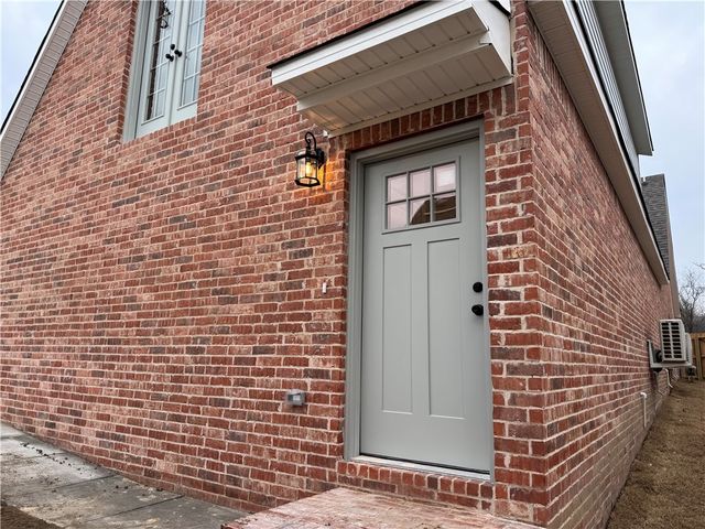 127 N Hawkstone Drive, Fayetteville, AR 72704