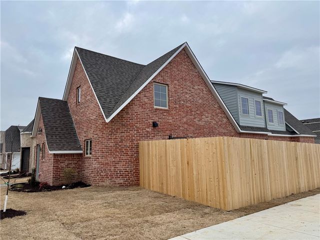 127 N Hawkstone Drive, Fayetteville, AR 72704