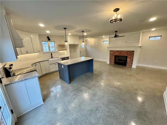 127 N Hawkstone Drive, Fayetteville, AR 72704