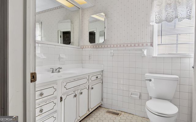 127 W Stuart Avenue, Lyons, GA 30436