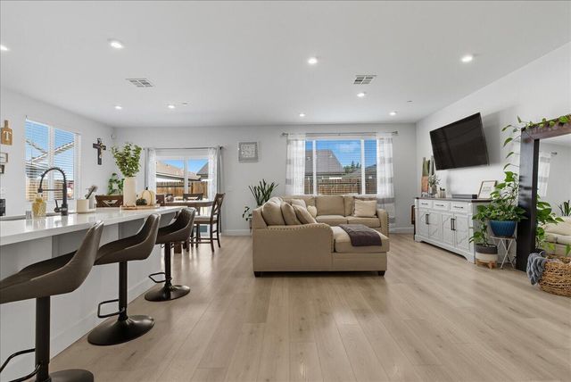 3320 E Laura Avenue, Visalia, CA 93292