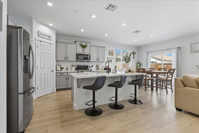 3320 E Laura Avenue, Visalia, CA 93292