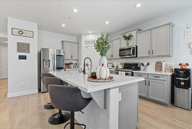 3320 E Laura Avenue, Visalia, CA 93292