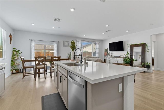 3320 E Laura Avenue, Visalia, CA 93292