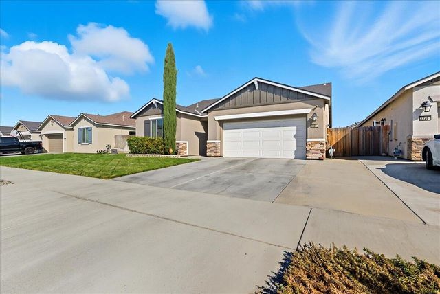 3320 E Laura Avenue, Visalia, CA 93292
