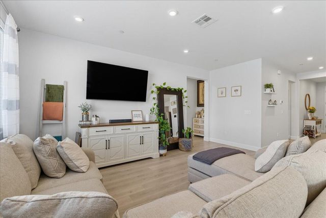 3320 E Laura Avenue, Visalia, CA 93292