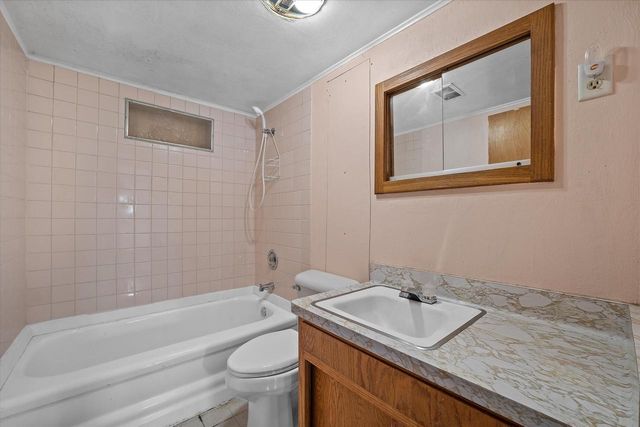 10410 Root River DRIVE, Caledonia, WI 53108