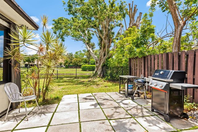 305 SW 28th Avenue, Delray Beach, FL 33445